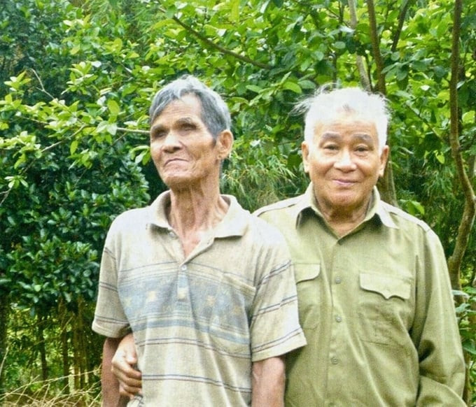 Anh hùng Alăng Bhuôch (trái) và nhà văn Nguyễn Chí Trung (Ảnh: Báo Quân đội nhân dân)