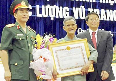Năm 2012, ông được phong tặng danh hiệu Anh hùng Lực lượng vũ trang nhân dân (Ảnh: Học viện Lục quân)