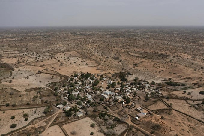 Hình ảnh hoang vắng, khô cằn bao quanh ngôi làng Sahel ở Kebemer, Senegal ghi nhận vào 5/11/2021. Ảnh AP/Leo Correa