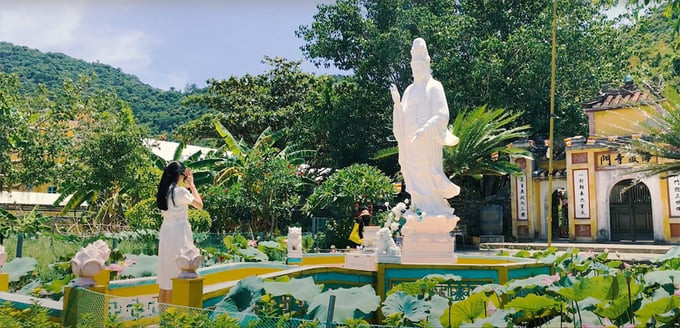Bức tượng Bồ Tát Quan Âm tọa lạc giữa một hồ sen nhỏ.