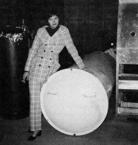 Cecilia Bedford (con dâu của Tiến sĩ Bedford) bên bể chứa thi hài bố chồng vào tháng 4/1970. Ảnh: Getty Images