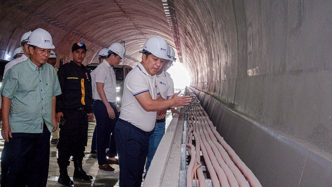 Ông Hồ Minh Hoàng kiểm tra thi công trong hầm Núi Vung đợt tháng 2/2024. Ảnh: TĐ Đèo Cả
