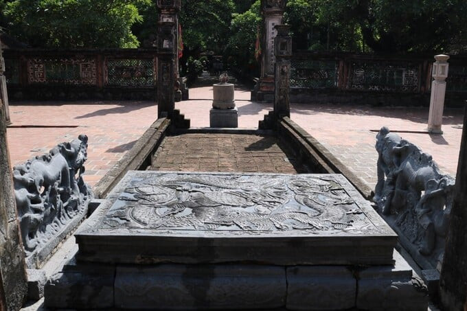 Ở phía trước gian giữa của Bái đường, trên sân rồng, có sập long sàng được chế tác từ đá xanh nguyên khối kết hợp với nghệ thuật chạm khắc tinh xảo