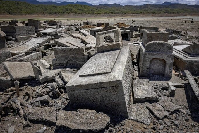 Bia mộ được phát hiện khi con đập đã cạn kiệt nước. Ảnh Ezra Acayan/Getty
