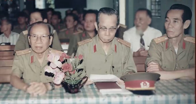 Thiếu tướng, AHLLVTND Đặng Trần Đức (giữa) bên cạnh các đồng nghiệp từng là những điệp viên siêu hạng của ngành tình báo quân sự Việt Nam: AHLLVTND - Tướng Phạm Xuân Ẩn (bên phải ảnh) và Tướng Vũ Ngọc Nhạ (trái). Ảnh: Báo Vietnamnet