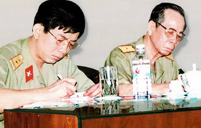 Thiếu tướng Đặng Trần Đức và Trung tá Nguyễn Chí Vịnh. Ảnh tư liệu/Báo Vietnamnet
