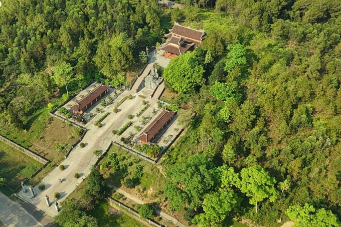 Khu di tích lịch sử Chín Hầm nằm giữa một vùng đồi thông dưới chân núi Thiên Thai