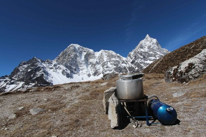 Nhiệt độ sôi tại đỉnh Everest chỉ là 68°C, không đủ nóng để nấu chín hoàn toàn một quả trứng hay nấu chín cơm