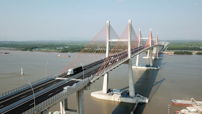 Cầu Bạch Đằng được đánh giá là nhiều nhịp lớn bậc nhất Việt Nam. Ảnh: Báo Tiền Phong