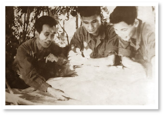 Ban chỉ huy Trung đoàn 64 hạ quyết tâm tiêu diệt Lữ đoàn dù 3, quân đội Ngụy Sài Gòn trong Chiến dịch Đường 9 - Nam Lào (1971). (Ông Khuất Duy Tiến ngoài cùng bên trái). Ảnh tư liệu/Báo QĐND
