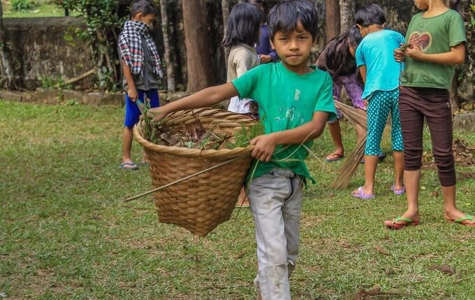 Hàng ngày, khoảng 6h30 sáng, những đứa trẻ khoảng 10-11 tuổi lại tụ tập nhau để ra đường nhặt rác