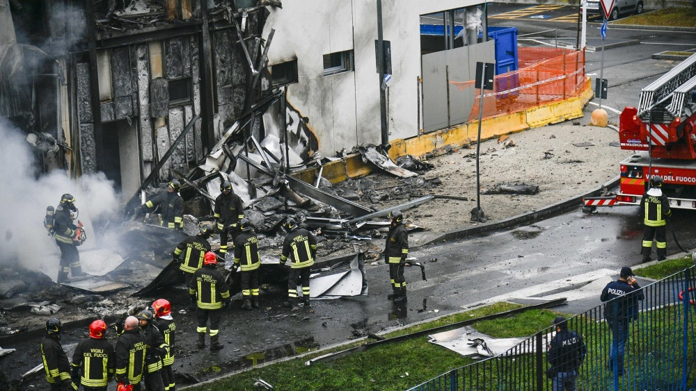 Máy bay bốc cháy đâm sầm vào tòa nhà, toàn bộ người trên khoang thiệt mạng, khói đen dày đặc nghi ngút, lính cứu hoả khẩn trương có mặt