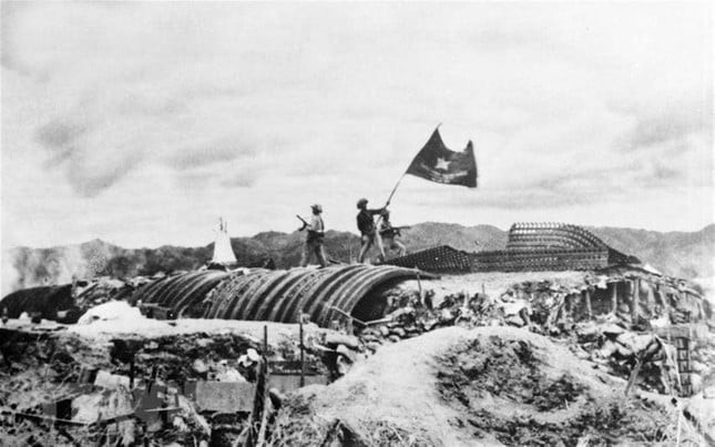 Chiều 7/5/1954, lá cờ quyết chiến, quyết thắng của Quân đội Nhân dân Việt Nam tung bay trên nóc hầm tướng De Castries