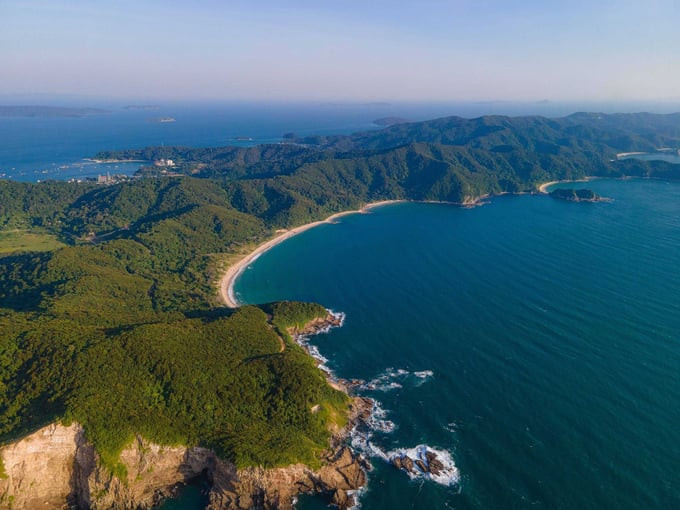 Đảo Thanh Lân có diện tích khoảng 27km2, rừng tự nhiên che phủ hơn 70%
