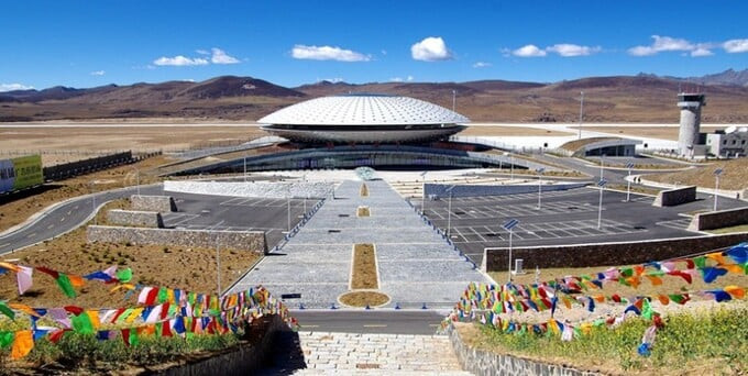 Kể từ khi được khánh thành vào năm 2013, sân bay Daocheng Yading đã giữ vị trí là sân bay nằm ở độ cao lớn nhất trên thế giới