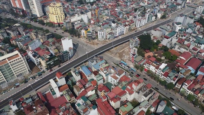 Đoạn cầu vượt thép tại nút giao Hồng Tiến - Nguyễn Văn Cừ đã được hoàn thiện. Ảnh: Hà Nội mới