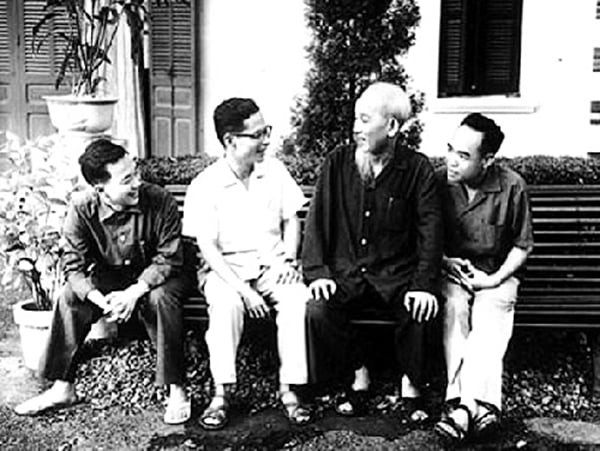 Chủ tịch Hồ Chí Minh trò chuyện với các nhà thơ, nhà văn: Tố Hữu (bìa trái), Phan Tứ (thứ 2 bên trái), Trần Đình Vân (bìa phải). Ảnh tư liệu/Báo Đồng Nai