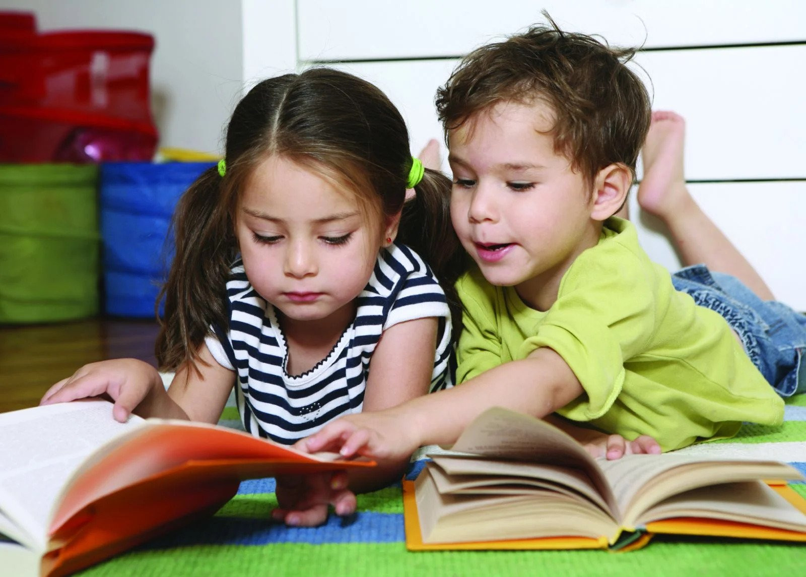 Việc lựa chọn sách đúng với độ tuổi ảnh hưởng sâu sắc tới nhận thức và hành vi hàng ngày của con trẻ. Ảnh: blog.beamingbooks.com