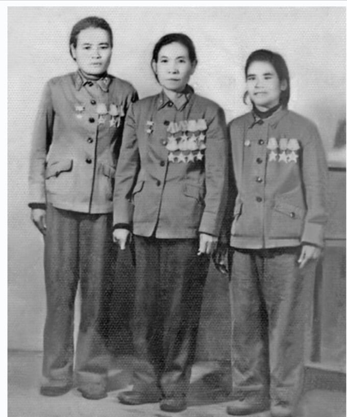 Bà Đinh Thị Vân (giữa) trong lễ tuyên dương Anh hùng Lực lượng vũ trang nhân dân năm 1970 (Ảnh: Vietnamnet)