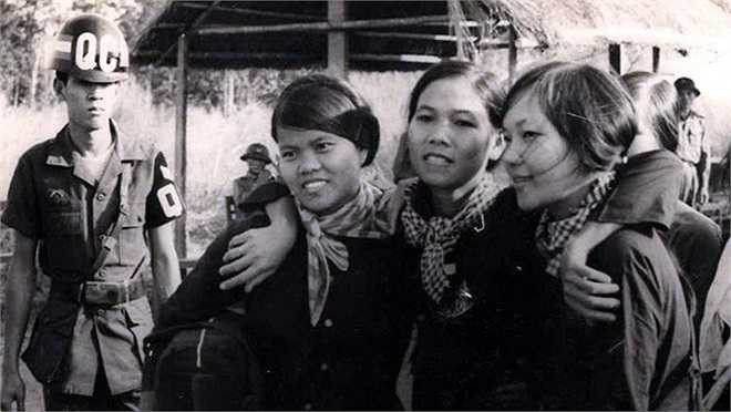 Bà Võ Thị Thắng (bên phải) cùng các nữ tù chính trị trong đợt trao trả tù binh tại Lộc Ninh tháng 4/1974 (Ảnh: VTC NEWS)