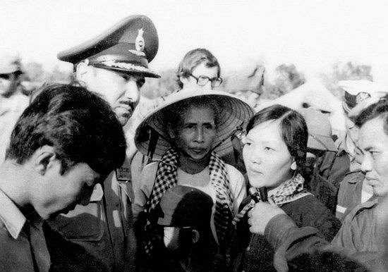 Anh hùng Võ Thị Thắng được BTV Hương Tuấn Vũ của Đài Giải phóng đã phỏng vấn khi bà vừa được thả tại sân bay Lộc Ninh năm 1974 (Ảnh: VTC NEWS)