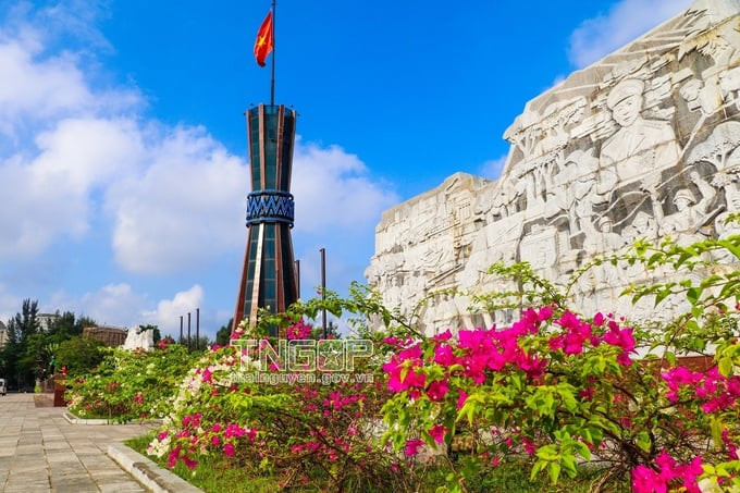 Điểm nhấn tại quảng trường là bức phù điêu “Đại tướng Võ Nguyên Giáp với đồng bào các dân tộc tỉnh Thái Nguyên”. Ảnh: Cổng TTĐT tỉnh
