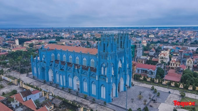 Là một trong những công trình tôn giáo đẹp xuất sắc tại đất Thành Nam, vương cung thánh đường Phú Nhai cuốn hút du khách bởi nét đẹp huyền bí qua kiến trúc cổ kính, đường bệ với hoa văn tinh xảo. Ảnh: Báo Tổ Quốc