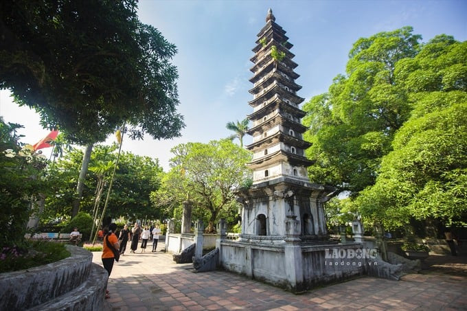 Khuôn viên chùa lưu giữ bảo vật tháp Phổ Minh tượng trưng một thời Hào khí Đông A nhà Trần. Ảnh: Báo Lao Động