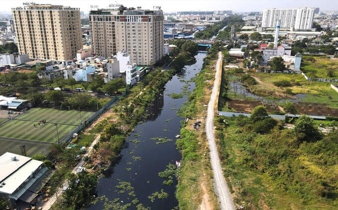 Kênh Hy Vọng là kênh thoát nước chính cho sân bay Tân Sơn Nhất (Q.Tân Bình). Ảnh: Lao Động