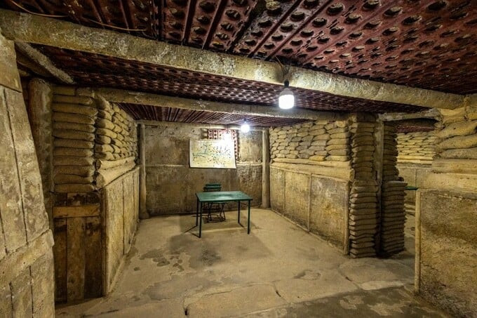 Bàn ghế làm việc của tướng De Castries và các tùy tùng vẫn được bảo tồn nguyên vẹn cho đến ngày nay. Ảnh: Vietnam+