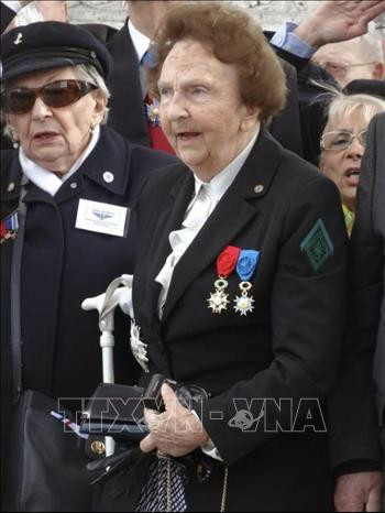 Bà Geneviève de Galard nhận huy chương cao cấp của Pháp và Mỹ. Ảnh: TTXVN