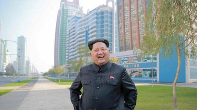 Nhà lãnh đạo Triều Tiên Kim Jong-un đứng trên đại lộ Ryomyong tại thủ đô Bình Nhưỡng của Triều Tiên. Ảnh: UPI