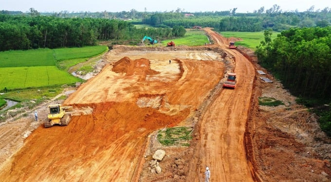 Cao tốc Quảng Ngãi - Hoài Nhơn làm nền hồi tháng 8/2023. Ảnh: Báo Đại Đoàn Kết