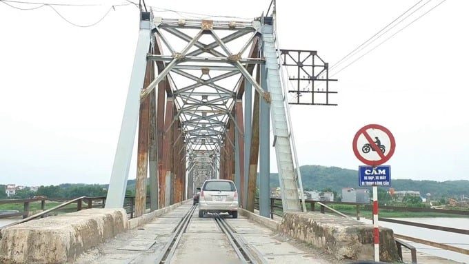 Cầu Cẩm Lý là cầu duy nhất đường bộ và đường sắt đi chung. Ảnh: Internet