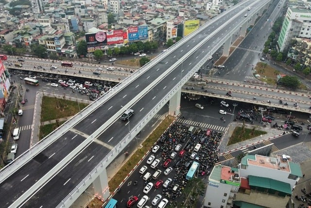 Tuyến đường trên cao đường Vành đai 2, đoạn từ Cầu Vĩnh Tuy đến Ngã Tư Sở. Ảnh: Viết Thành