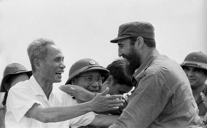 Thủ tướng Cuba Fidel Castro cùng Thủ tướng Phạm Văn Đồng trong cuộc mít tinh của nhân dân Quảng Trị chào mừng đoàn đại biểu Cuba đến thăm vùng Giải phóng miền Nam Việt Nam, ngày 15/9/1973. Ảnh: TTXVN