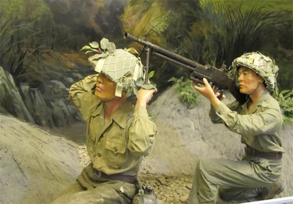 Bế Văn Đàn lấy thân mình làm giá súng (mô hình tại Bảo tàng Chiến thắng Lịch sử Điện Biên Phủ) (Ảnh: Báo Đà Nẵng)