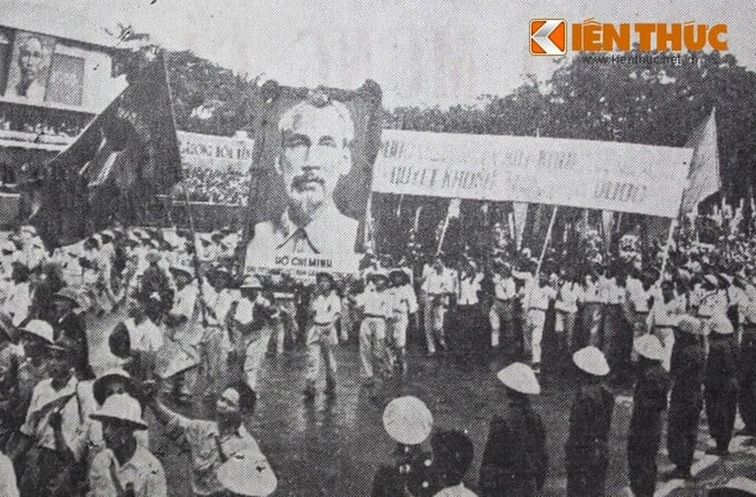 Đại diện các tầng lớp quần chúng Hà Nội tham gia lễ duyệt binh kỷ niệm 10 năm thành lập Việt Nam Dân chủ Cộng hòa. Ảnh: Báo Tri thức và Cuộc sống