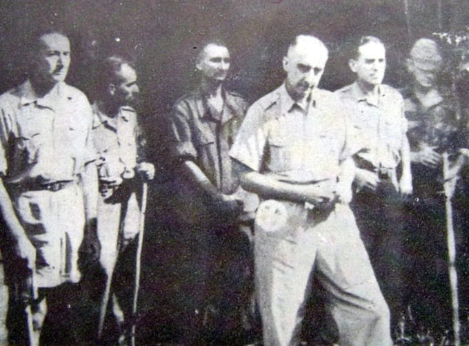 Tạ Quốc Luật đã dẫn đầu một đội xung kích gồm 5 người tiến vào trụ sở chỉ huy của quân Pháp tại Điện Biên Phủ, bắt sống tướng De Castries và Bộ tham mưu của địch. Ảnh tư liệu
