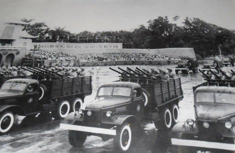 Đội hình cơ giới của Quân đội Nhân dân Việt Nam trong cuộc diễu binh ngày 1/1/1955. Ảnh: Tư liệu Bảo tàng Hậu cần