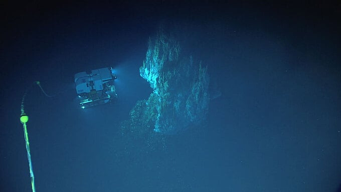 Phương tiện điều khiển từ xa Deep Discoverer khảo sát một miệng phun thủy nhiệt đang hoạt động được phát hiện trong Cuộc thám hiểm nước sâu ở quần đảo Mariana, thuộc Mid-Ocean Ridge năm 2016 (Ảnh: NOAA Ocean Exploration)