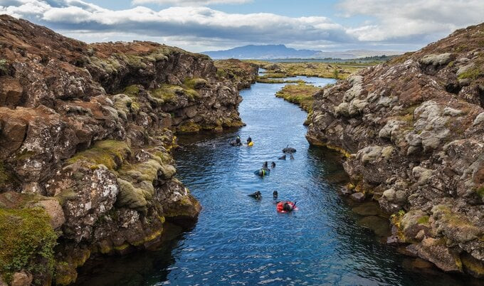 Reykjanes ở Iceland được tạo thành từ các hoạt động phun trào núi lửa hơn 24 triệu năm trước dưới đáy biển (Ảnh: Amusing Planet)
