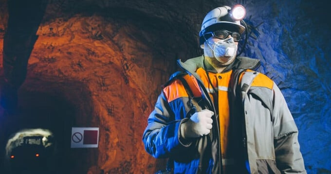 Thợ mỏ khai thác vàng được trang bị quần áo bảo hộ và thiết bị hô hấp khẩn cấp (Ảnh: The Travel)