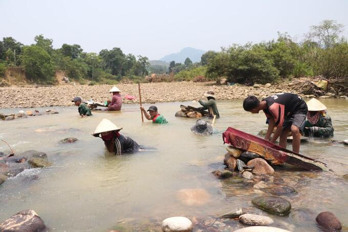 Dù nhiệt độ vượt quá 40 độ C, nhiều người dân ở huyện vùng cao Phước Sơn và Hiệp Đức (tỉnh Quảng Nam) vẫn ra sông để đãi vàng. Ảnh: Báo Công an TP. Đà Nẵng