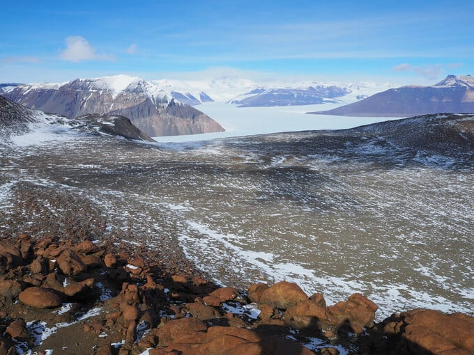 Sự kỳ lạ và bí ẩn của Thung lũng khô McMurdo tạo ra một vẻ đẹp khác biệt hoàn toàn so với phần còn lại của hành tinh (Ảnh: Springer Nature)