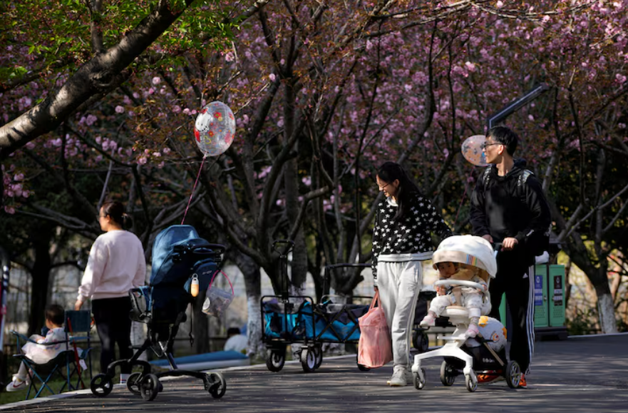 Những gia đình đang đưa con đi chơi công viên tại Thượng Hải. Ảnh: Aly Song