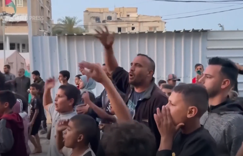 Người lớn và trẻ em Palestine tại Gaza ăn mừng sau khi nhận thông báo về lệnh ngừng bắn. Ảnh: AP