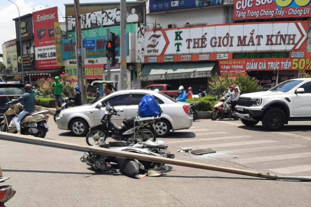 TP. HCM: Trụ đèn chiếu sáng bất ngờ đổ ập đè lên người đi đường, 1 người nhập viện