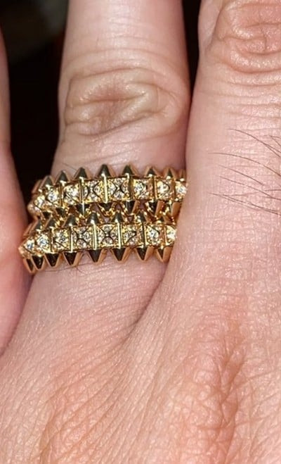 Đôi khuyên tai bằng vàng và kim cương mà anh Villarreal đã mua được với giá cực rẻ (đôi khuyên được đeo vào ngón tay để chụp ảnh). Ảnh: LordeDandy.