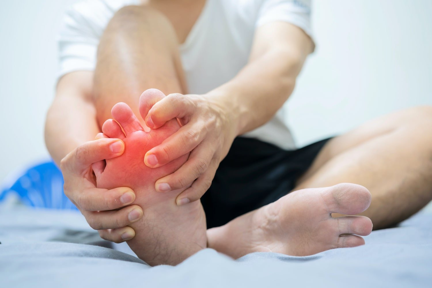 Một số những dấu hiệu tưởng chừng bình thường ở bàn chân của bạn có thể là cảnh báo bệnh nan y. Ảnh: Premier Men's Medical Center